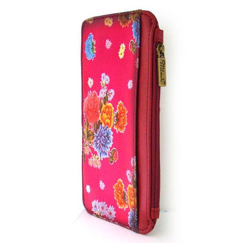 Eco-friendly, cruelty-free, ethically made vegan cardholder with Mexican oil cloth flora print by Mlavi Studio. Great for everyday use or as gift for family & friends. Wholesale at www.mlavi.com to gift shop, clothing & fashion accessories boutiques, book stores.