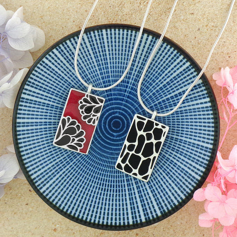 LAVISHY handmade reversible enamel abstract flower & giraffe pattern pendant necklace. Great gift idea for friends & family. Wholesale at www.lavishy.com