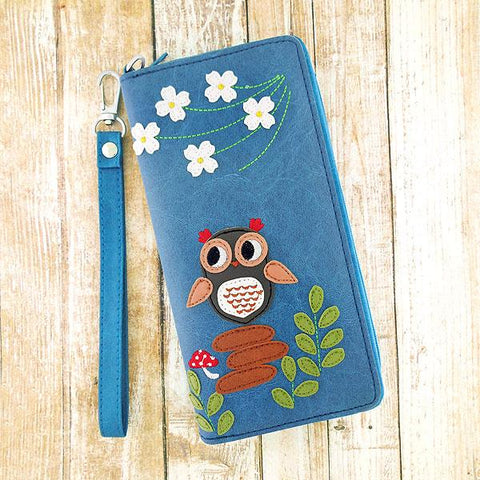 LAVISHY Eco-friendly cruelty free big eyed owl applique vegan large wristlet wallet. Great for everyday use & travel, cool gift for family & friends. Wholesale at www.lavishy.com for gift shops, clothing & fashion accessories boutiques, book stores in Canada, USA & worldwide since 2001.