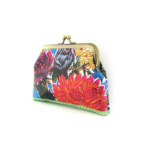 Mlavi retro style Mexican oilcloth flower print kiss lock frame coin purse. Great gift for your family & friends. Wholesale at www.mlavi.com