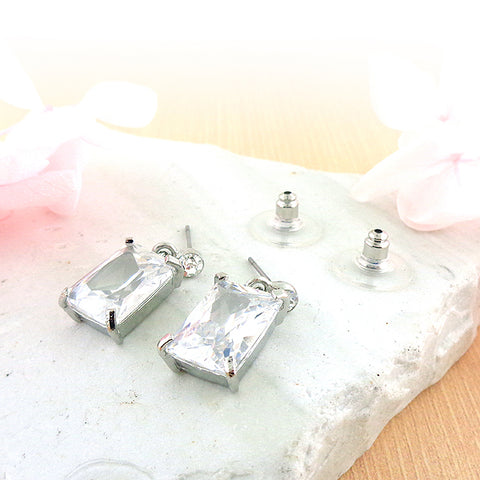 Online shopping for Austrian crystal earrings with cubic zirconia drop. A great gift for you or your girlfriend, wife, co-worker, friend & family. Wholesale available at www.lavishy.com with many unique & fun fashion accessories.
